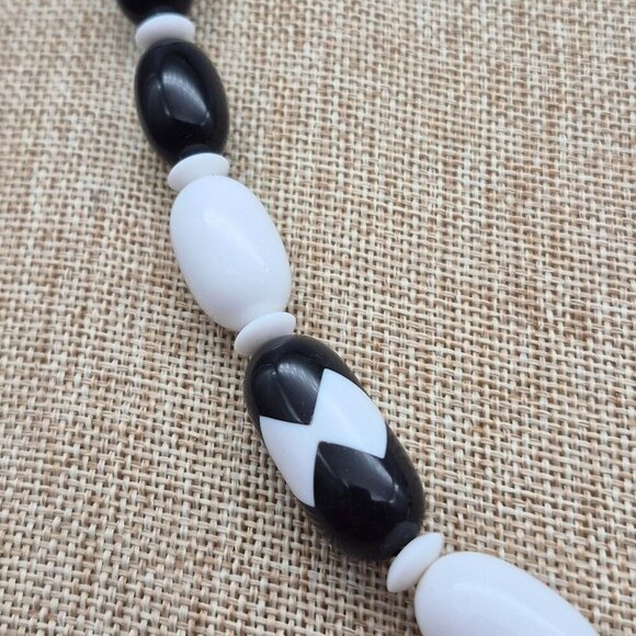 Vintage Oval Plastic Beads Collar Necklace Black & White Harlequin Pattern 18.5" - Picture 4 of 6